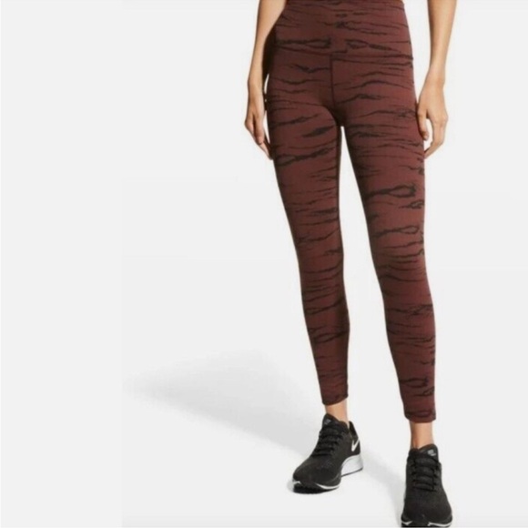 Beyond Yoga High Waisted Midi Legging in Rosewood Brown Jaquard - Picture 3 of 7